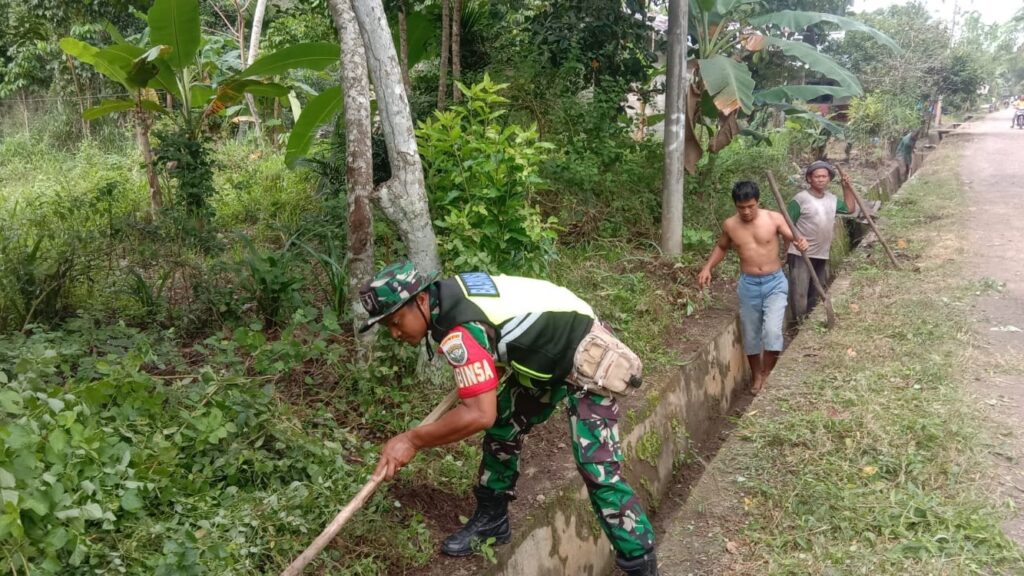 Babinsa Posramil Peusangan Selatan Kerja Bakti Bersama Masyarakat