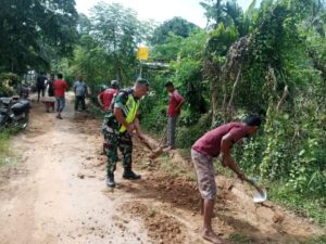 Babinsa Koramil 24/Dri Bersama Warga Gotong Royong Bersihkan Saluran Pembuangan di Desa Seuneubok Aceh