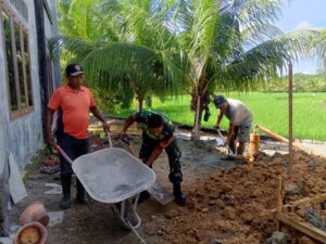 Koptu Ali Imran Babinsa Koramil 23/Lgst Kodim 0104/Aceh Timur Lakukan Pendampingan Gotong Royong di Masjid Al-Aminiah