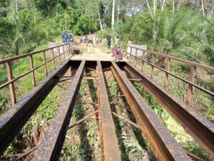 Kepedulian TNI: Serma Gusti Atasi Kesulitan Warga dengan Perbaikan Jembatan di Aceh Timur