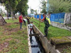 Gotong Royong untuk Lingkungan Sehat: Koptu Alex Ginanjar Bersihkan Saluran Air di Desa Simpang Lhee