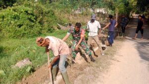 Kegiatan Gotong Royong: Baninsa dan Masyarakat Siaga Menghadapi Musim Hujan