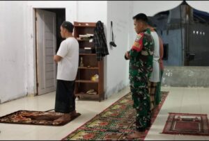 Babinsa Koramil Peudawa Galang Kebersamaan Warga Lewat Manunggal Sholat Subuh