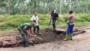 Jadi Motivator Warga Desa Binaan, Serka Fitriadi Pimpin Gotong Royong Perbaikan Jalan di Desa Alue Geunting