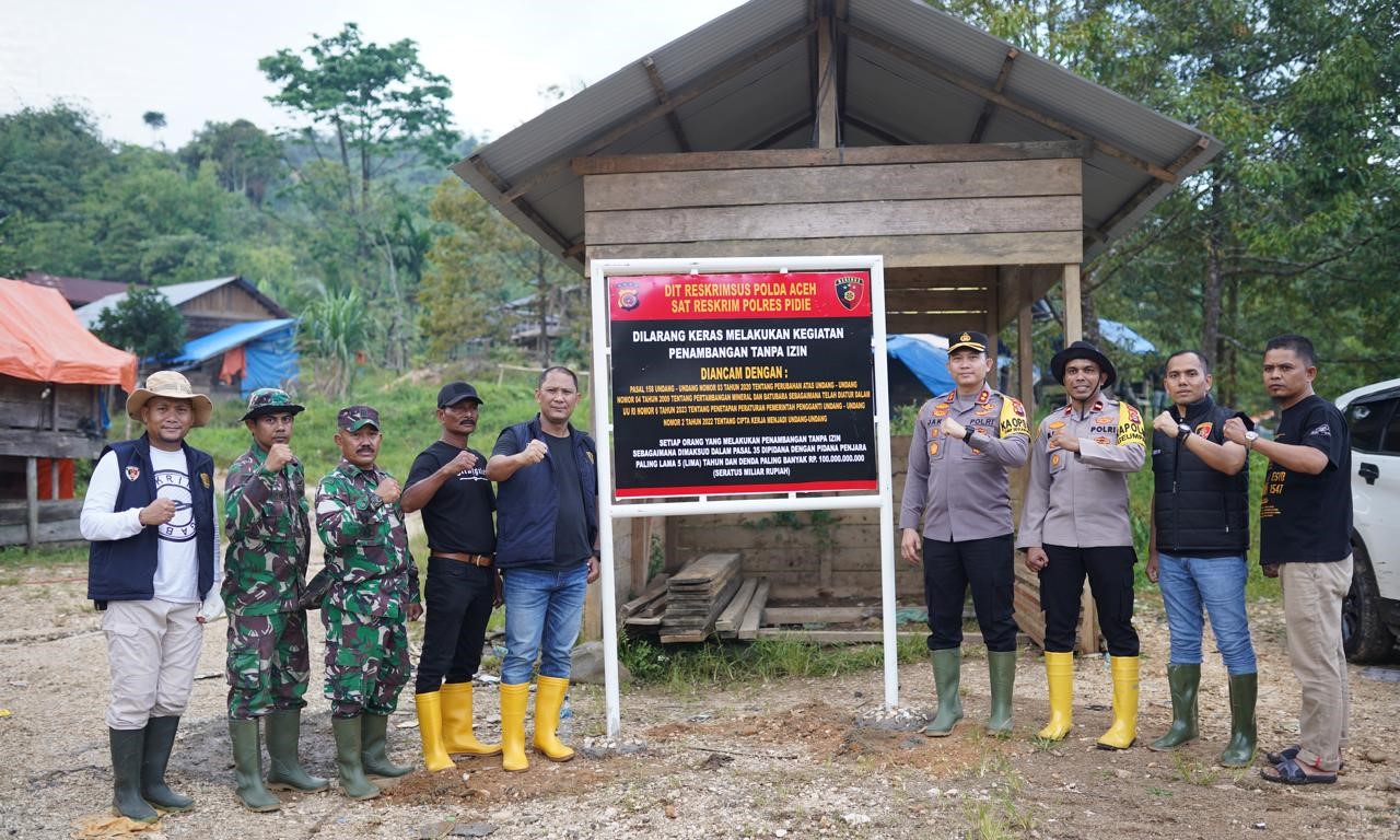 personel Polisi dari Polres Pidie, Polda Aceh dan Brimob serta TNI dari Kodim 0102/Pidie, diturunkan menghentikan operasi tambang emas ilegal