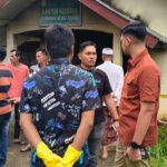 Pasca terjadinya kebakaran menghanguskan pintu masuk bagian depan Kantor Geuchik Keude Blang, Kecamatan Darul Falah, Polisi lakukan olah TKP