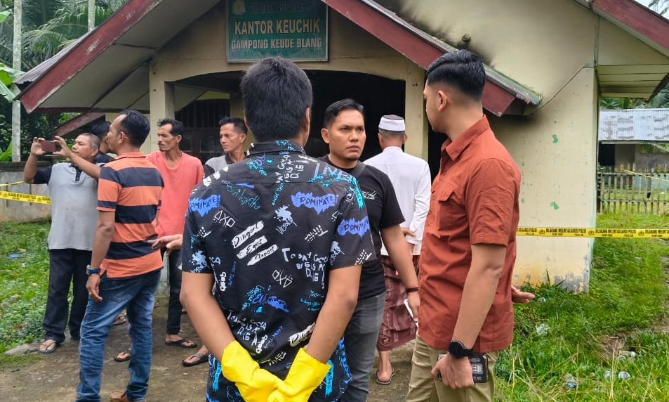 Pasca terjadinya kebakaran menghanguskan pintu masuk bagian depan Kantor Geuchik Keude Blang, Kecamatan Darul Falah, Polisi lakukan olah TKP