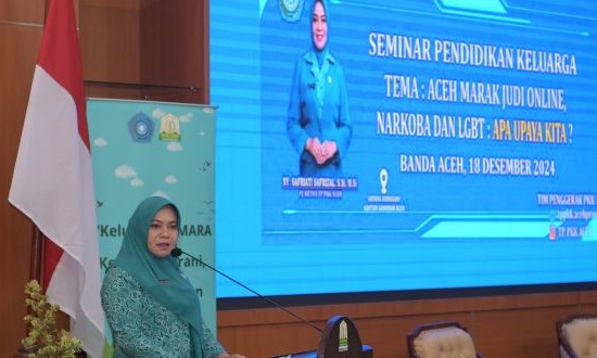 Penjabat Ketua Tim Penggerak PKK Aceh, Hj. Safriati, S.Si, M.Si., membuka Seminar Pendidikan Keluarga dengan tema “Aceh Marak Judi Online, Narkoba, dan LGBT