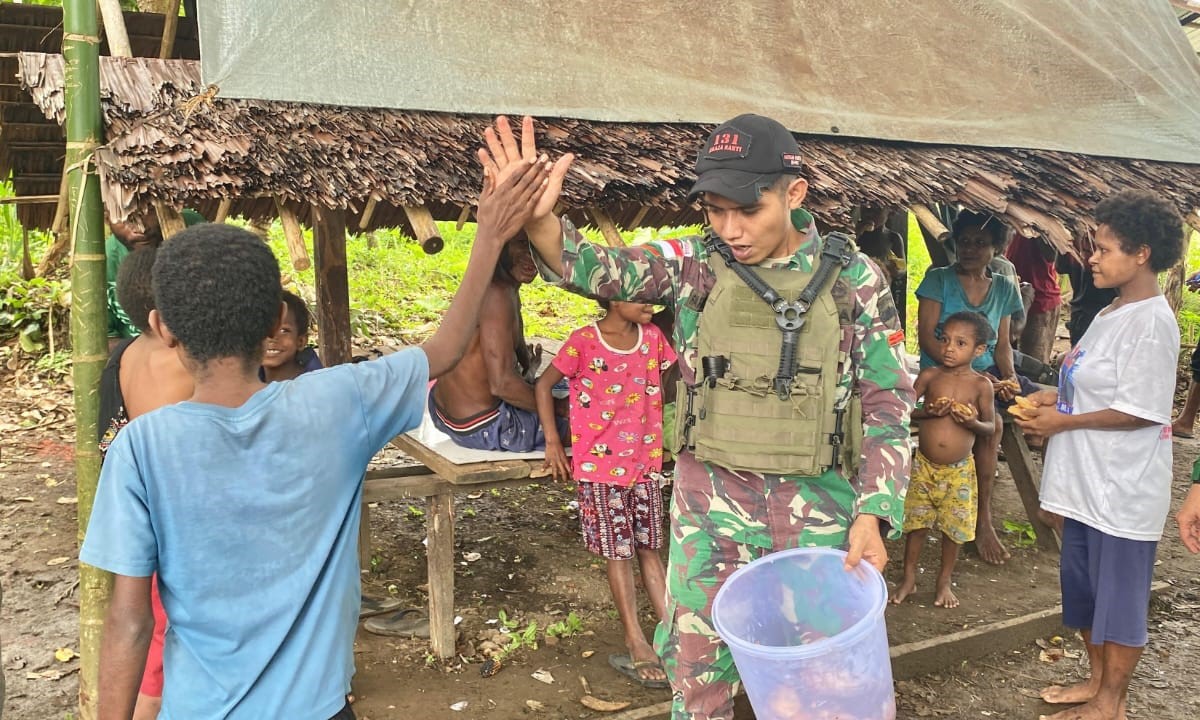 Satgas Yonif 131/BRS Pos Scofro Lama menggelar perjamuan kasih dengan berbagi makanan kepada masyarakat