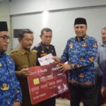 Penjabat Bupati Aceh Timur, Amrullah M Ridha membuka kegiatan Sosialisasi dan Penyerahan Kartu Kredit Pemerintah Daerah