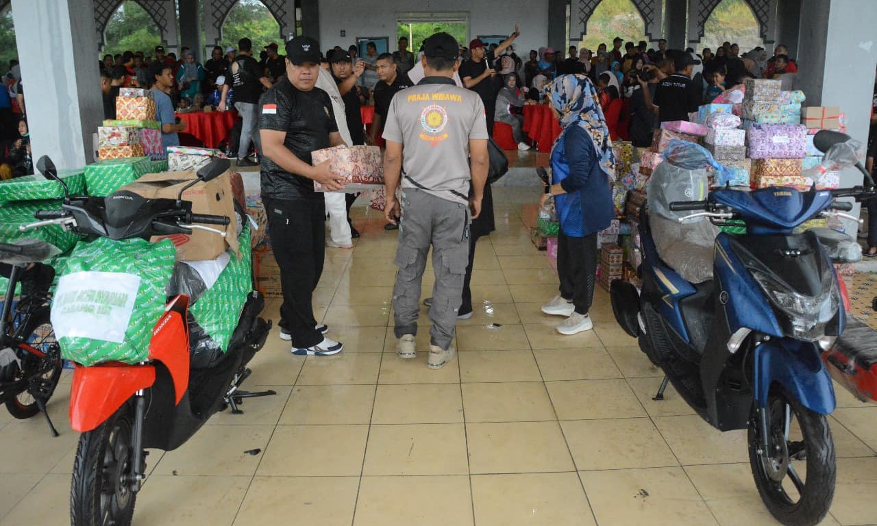 Meskipun di kepung hujan deras kegiatan gerak jalan sehat dalam rangka memeriahkan HUT Kabupaten Aceh Timur berlangsung sangat meriah