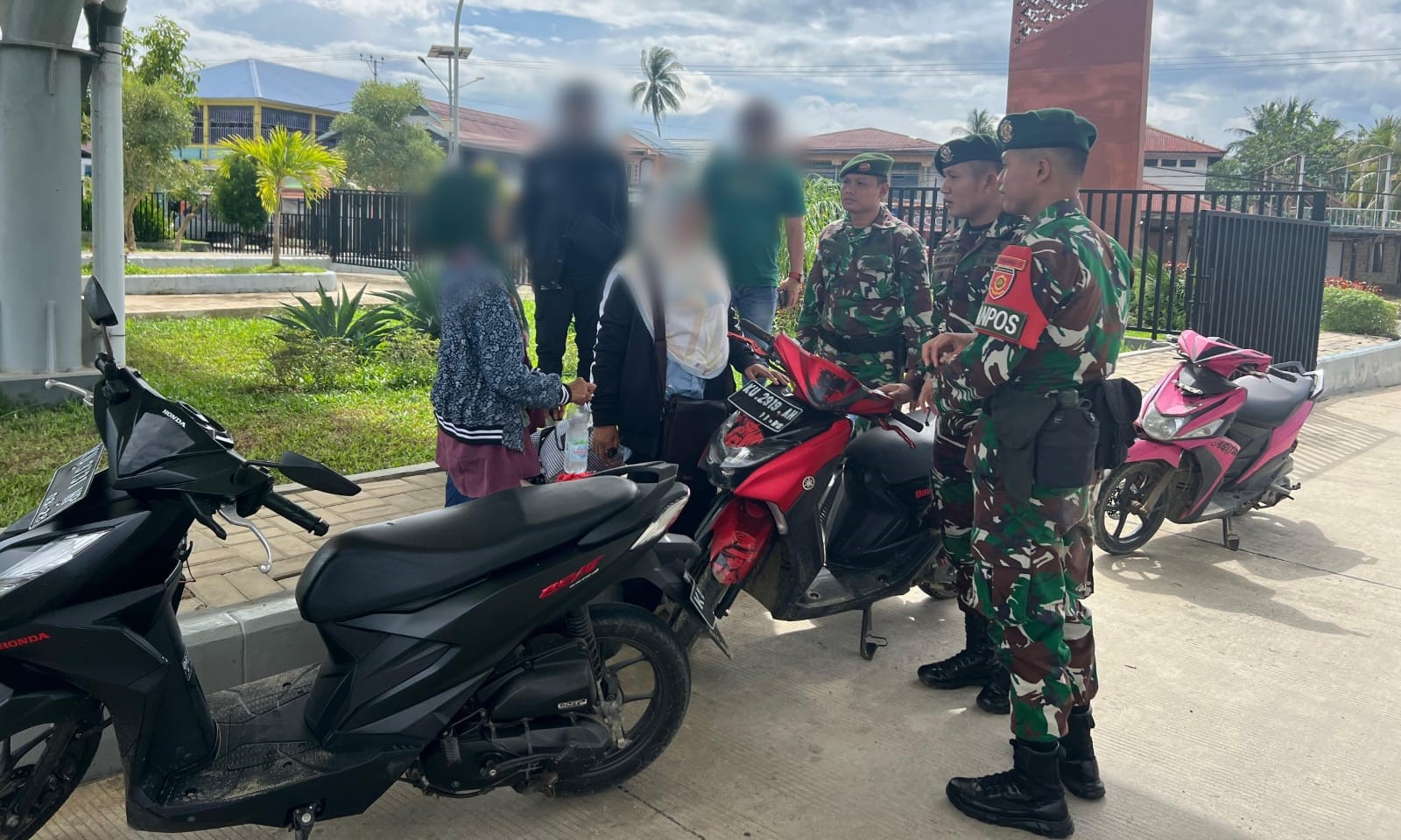 Satgas Pamtas Yonarmed 11 Kostrad bersama tim gabungan TNI berhasil menggagalkan upaya pengiriman tiga orang CPMI ilegal asal Jawa Timur