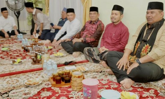 Penjabat Gubernur Aceh Safrizal bersama Plt Sekretaris Daerah Aceh Muhammad Diwarsyah bersilaturrahmi ke Rumah Duka Almarhum Abu Madinah