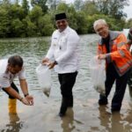 Penjabat Gubernur Aceh, Dr. H. Safrizal ZA, M.Si, melepas ribuan calon induk ikan kakap putih di Krueng Raba