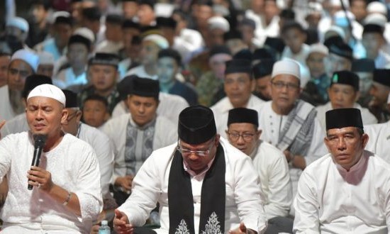 zikir dan doa dalam acara malam renungan peringatan 20 tahun Tsunami Aceh yang digelar Pemerintah Aceh di halaman Masjid Rahmatullah Lampuuk