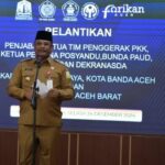 Pj Ketua PKK Aceh Safriati melantik Eva Mahnizar sebagai Pj Ketua PKK Kabupaten Pijay dan Nana Hafizah sebagai Pj Ketua PKK Kota Banda Aceh