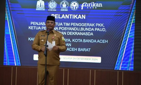 Pj Ketua PKK Aceh Safriati melantik Eva Mahnizar sebagai Pj Ketua PKK Kabupaten Pijay dan Nana Hafizah sebagai Pj Ketua PKK Kota Banda Aceh