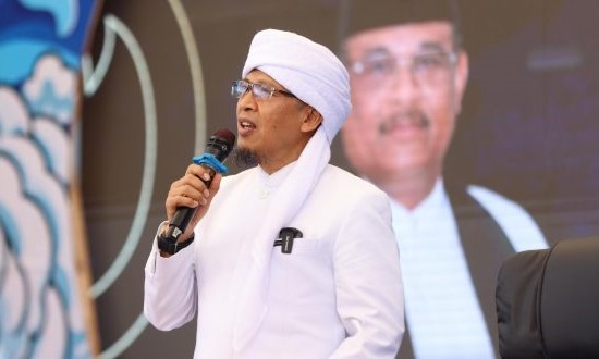 KH. Abdullah Gymnastiar atau Aa Gym mengisi tausiah peringatan 20 tahun Tsunami Aceh yang dilangsungkan di Halaman Masjid Raya Baiturrahman