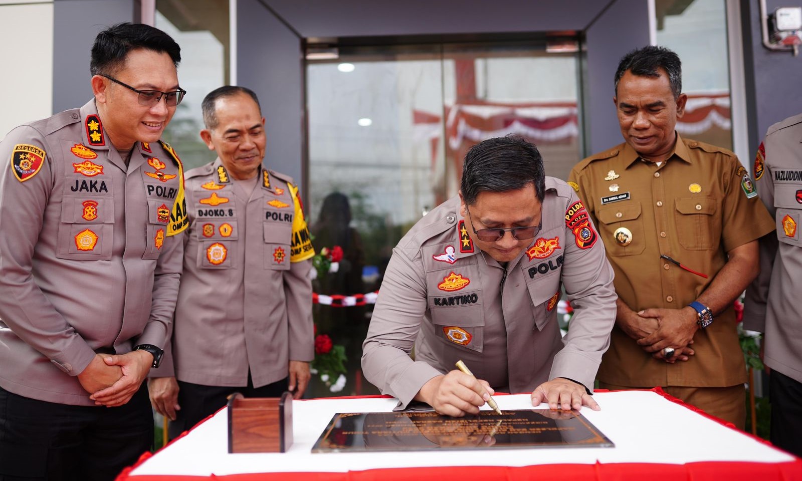 Kapolda Aceh Irjen. Pol. Achmad Kartiko SIK MH pada Senin (23/12/2024) pagi, meresmikan gedung baru markas Polsek Mutiara Timur