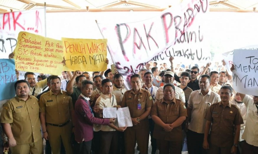 Ratusan pegawai kontrak Pemerintah Aceh dari berbagai instansi menggelar aksi damai menuntut agar diangkat menjadi PPPK penuh waktu