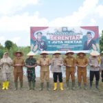 Guna mendukung swasembada pangan, Pj. Bupati Aceh Timur Amrullah M Ridha bersama Kapolres Aceh Timur melaksanakan penanaman jagung