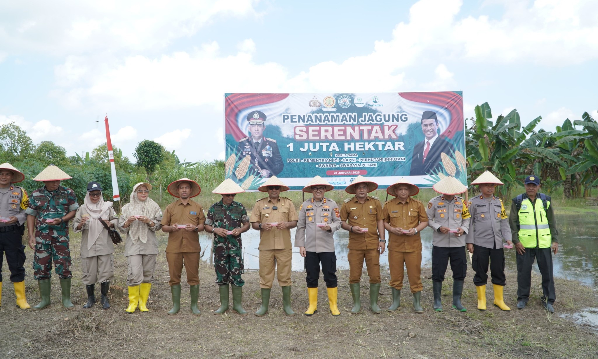 Guna mendukung swasembada pangan, Pj. Bupati Aceh Timur Amrullah M Ridha bersama Kapolres Aceh Timur melaksanakan penanaman jagung