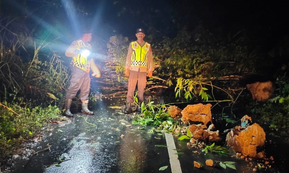 Ruas jalan penghubung Kab. Aceh Timur dengan Kab. Gayo Lues tepatnya di Dusun Batu Kapur, Desa Leles, Kecamatan Serbajadi kembali longsor