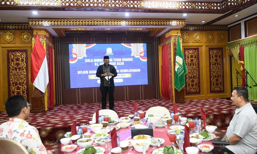 Pj Gubernur Aceh, Dr. H. Safrizal ZA, M.Si dan istri Safriati, S.Si, M.Si, menjamu makan malam rombongan Ditjen Bina Adwil Kemendagri RI