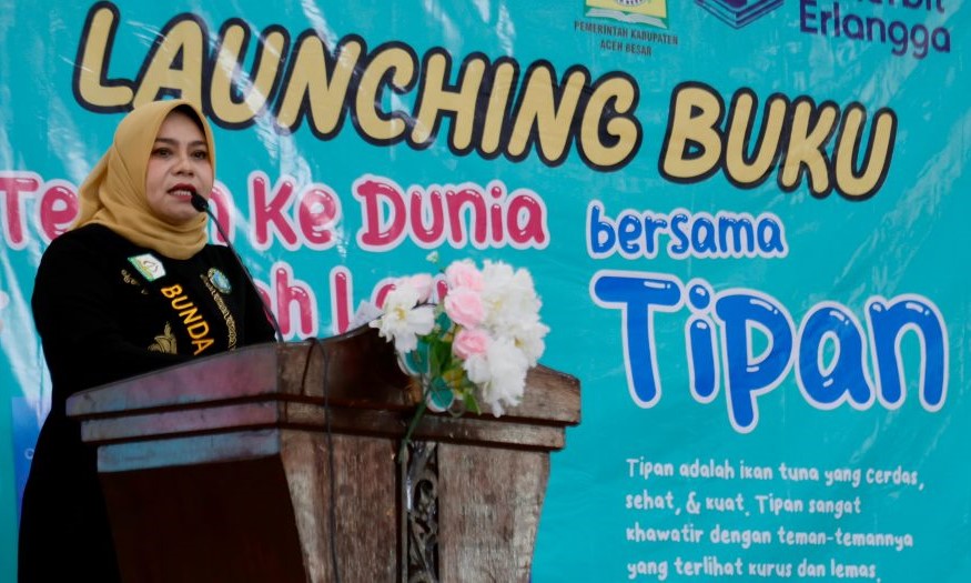 Bunda Literasi Aceh, Hj. Safriati S.Si., M.Si meresmikan peluncuran buku berjudul Terjun ke Dunia Bawah Laut bersama Si Tipan, Si Tuna Pintar