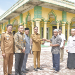 Pemko Langsa serahkan bantuan Semen kepada Masjid Gampong yang tengah melaksanakan pembangunan di 5 Kecamatan dalam wilayah Kota Langsa