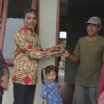 Pj Walikota Langsa Dr. Syaridin S.Pd., M.Pd menyerahkan bantuan rumah sehat kategori stunting di Gampong Sukarejo kecamatan Langsa Lama