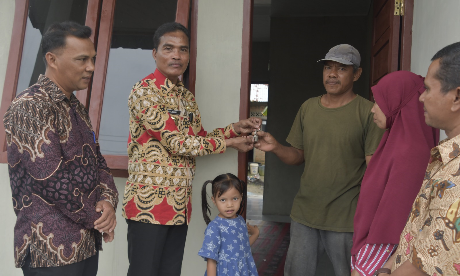 Pj Walikota Langsa Dr. Syaridin S.Pd., M.Pd menyerahkan bantuan rumah sehat kategori stunting di Gampong Sukarejo kecamatan Langsa Lama