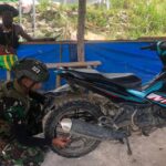 berikan konstribusi nyata, prajurit Yonif 323 Buaya Putih Kostrad memberikan pelayanan servis kerusakan pada kendaraan bermotor warga