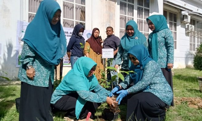 Tim Penggerak PKK Kabupaten Aceh Timur Berpartisipasi ikut serta dalam gerakan aksi "Tahiroe Aceh" yang dicanangkan oleh Pemerintah Aceh