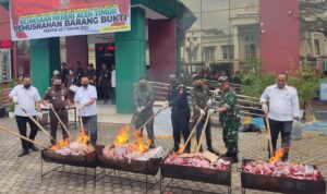 Bea Cukai Langsa bersama Kejaksaan Negeri Aceh Timur melakukan pemusnahan satu juta batang rokok ilegal yang tidak dilekati pita cukai