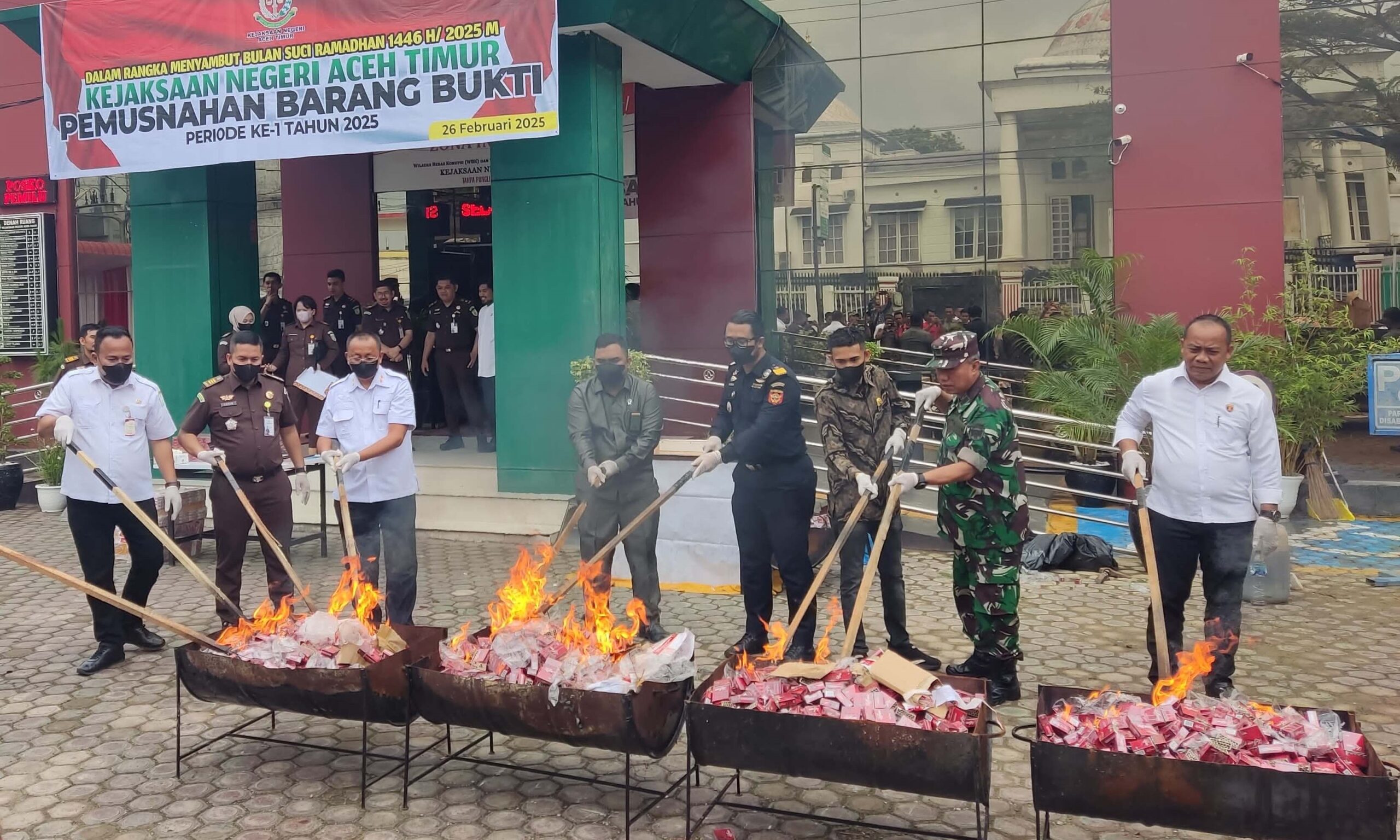 Bea Cukai Langsa bersama Kejaksaan Negeri Aceh Timur melakukan pemusnahan satu juta batang rokok ilegal yang tidak dilekati pita cukai