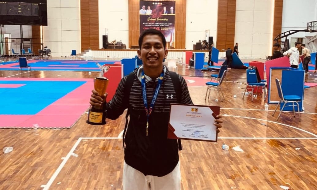 Bripda Rizky Eka Priatama yang mewakili Dojo Wadokai BSM Kota Banda Aceh meraih medali perak kejuaraan FORKI Karate Championship Aceh