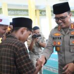 Kapolres Aceh Timur, AKBP Nova Suryandaru, SIK menggelar kegiatan santunan kepada 25 anak yatim di Masjid Babuttaqwa Mapolres setempat