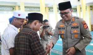 Kapolres Aceh Timur, AKBP Nova Suryandaru, SIK menggelar kegiatan santunan kepada 25 anak yatim di Masjid Babuttaqwa Mapolres setempat