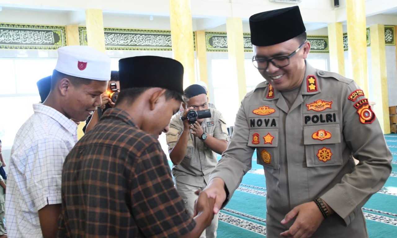 Kapolres Aceh Timur, AKBP Nova Suryandaru, SIK menggelar kegiatan santunan kepada 25 anak yatim di Masjid Babuttaqwa Mapolres setempat