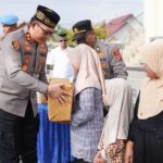 Di bulan suci Ramadhan 1446 H, Polres Pidie menggelar kegiatan sosial bertajuk Jumat Berkah dengan menyerahkan sembako kepada sejumlah warga