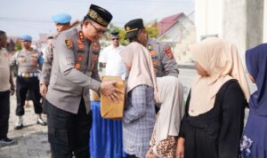 Di bulan suci Ramadhan 1446 H, Polres Pidie menggelar kegiatan sosial bertajuk Jumat Berkah dengan menyerahkan sembako kepada sejumlah warga