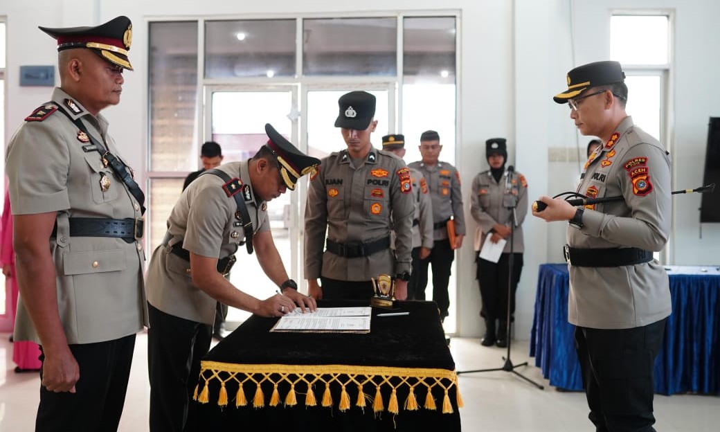 Kapolres Pidie AKBP Jaka Mulyana SIK MIK memimpin upacara sertijab Wakapolres Pidie, yang berlangsung di Aula Wira Satya Polres Pidie