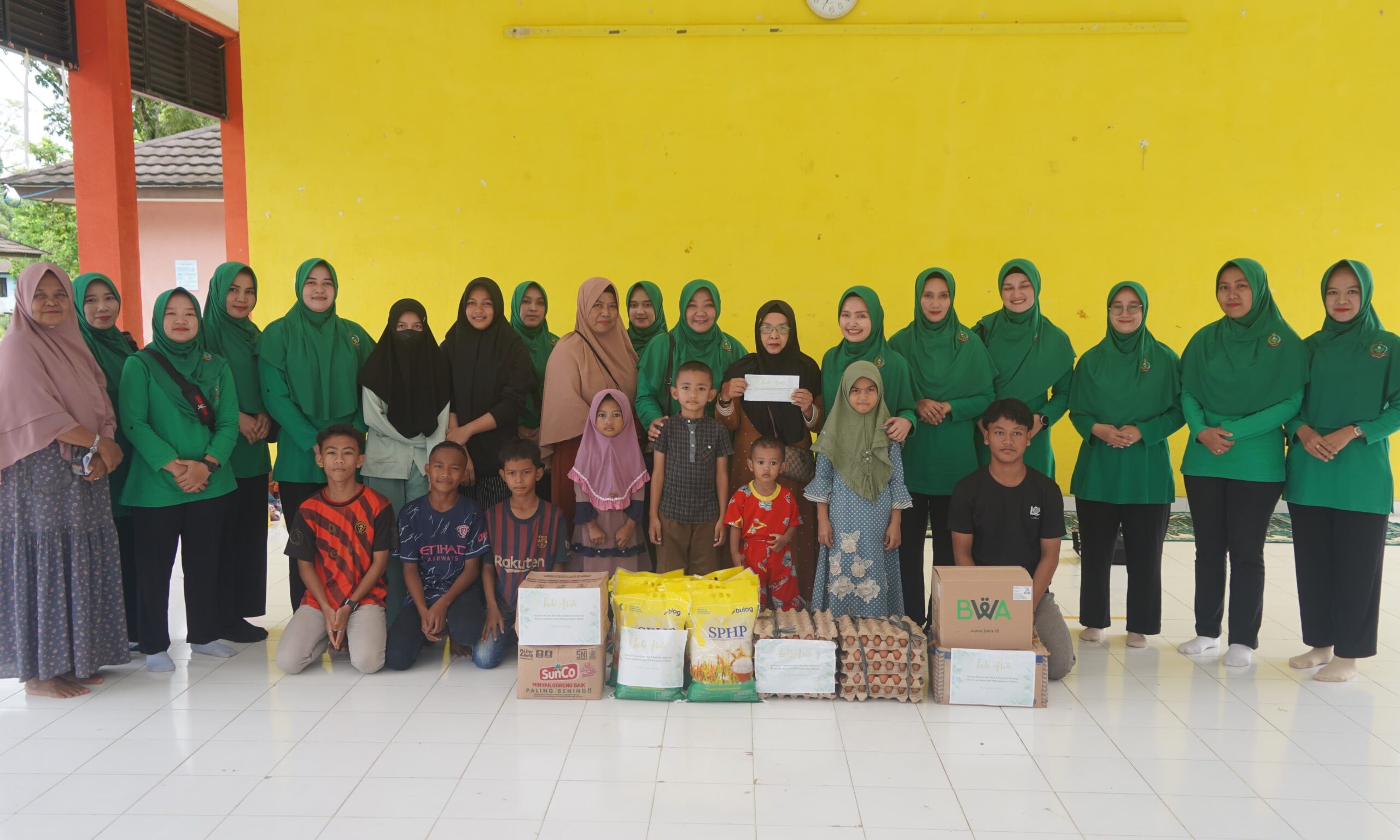 Persatuan Persit Kartika Chandra Kirana Koorcabrem 012 PD Iskandar Muda menggelar kegiatan bakti sosial bertajuk Jumat Berkah