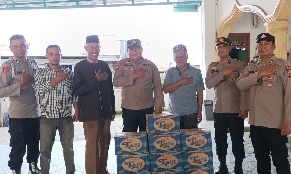 Momentum ramadan 1446 Hijriyah, Polsek Langsa, Polres Langsa menyerahkan air mineral ke mesjid Taqwa Gampong Blang Pase, Kec. Langsa Kota