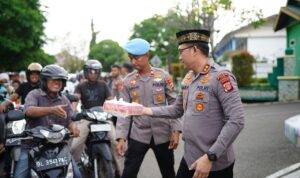 Polres Pidie dan Bhayangkari Cabang Pidie kembali membagikan ratusan paket takjil gratis kepada masyarakat menjelang waktu berbuka puasa