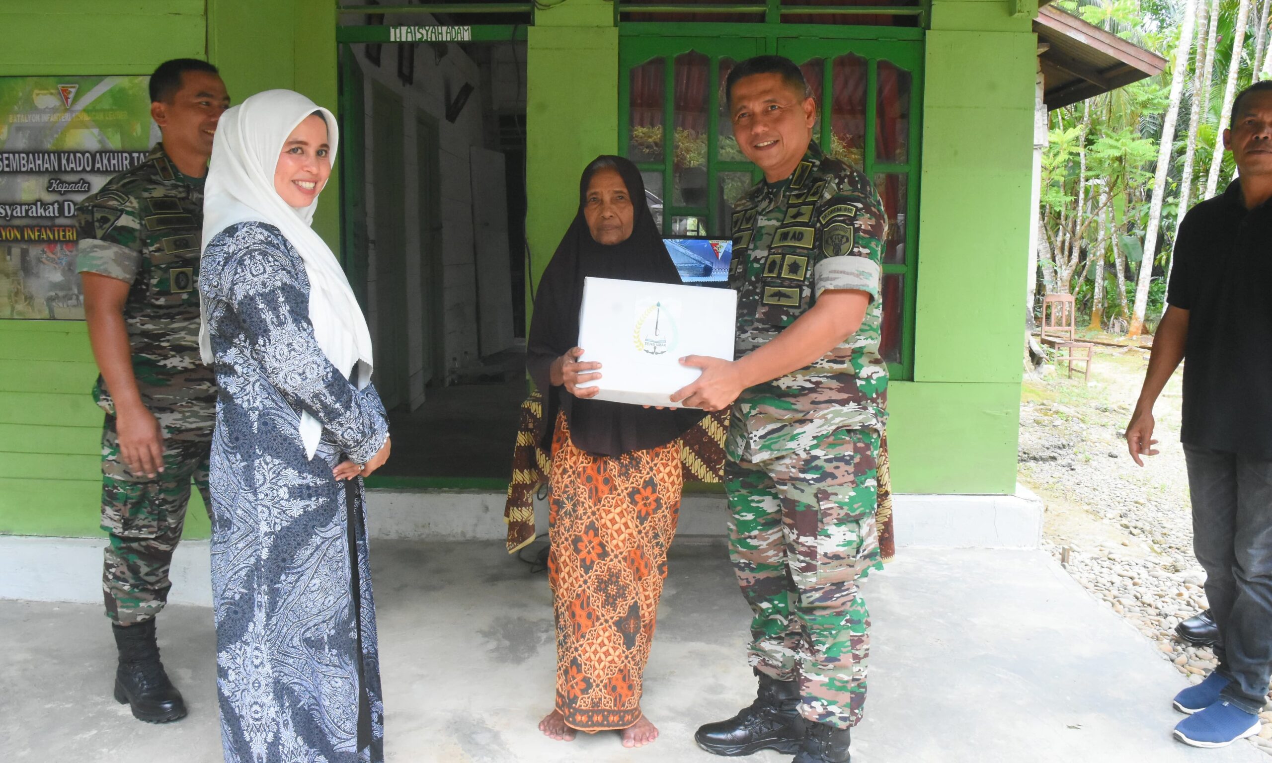 Yonif 115/Macan Leuser, satuan tempur di bawah kendali Korem 012/Teuku Umar, melaksanakan program pembangunan RTLH bagi warga kurang mampu