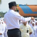 Bupati Aceh Timur, Iskandar Usman Al-Farlaky memimpin apel pagi bersama para nakes di RSUD Sultan Abdul Azis Syah (RSUD SAAS) Peureulak