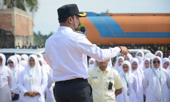 Bupati Aceh Timur, Iskandar Usman Al-Farlaky memimpin apel pagi bersama para nakes di RSUD Sultan Abdul Azis Syah (RSUD SAAS) Peureulak