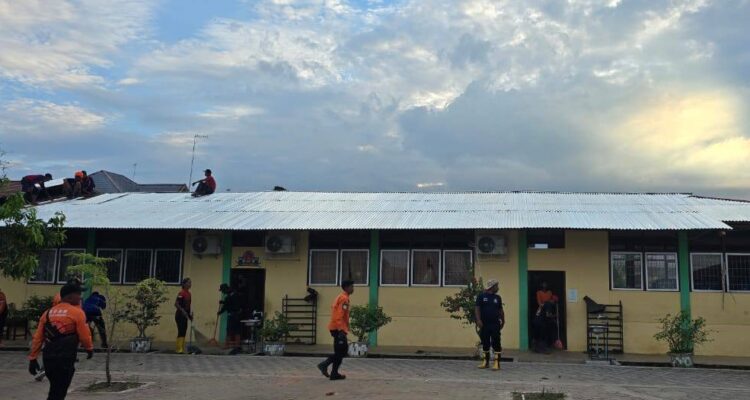 BPBD Aceh Tamiang telah merampungkan perbaikan atap SD Islam Terpadu Darul Mukhlisin di Kp. Dalam,Karang Baru